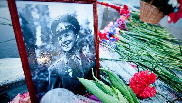  Цветы у памятника Юрию Гагарину в Москве 