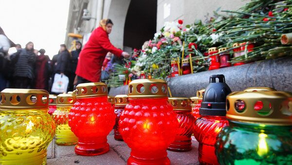 Возложение цветов в память о погибших при взрыве в Минске. Архивное фото