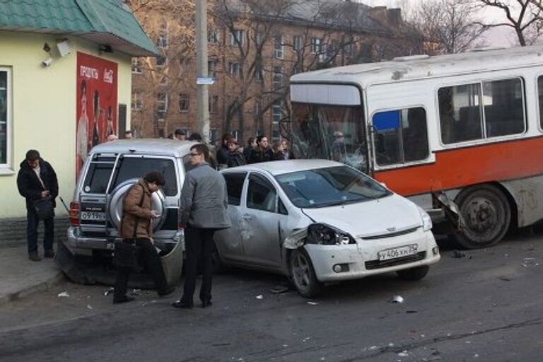 Автобус и 18 автомобилей столкнулись в среду утром во Владивостоке