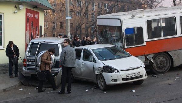 Автобус и 18 автомобилей столкнулись в среду утром во Владивостоке