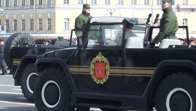 На Дворцовой площади Петербурга прошла первая репетиция парада Победы