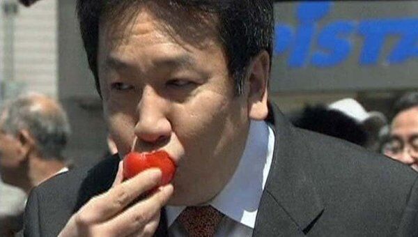 Японский премьер не побоялся съесть клубнику из префектуры Фукусима