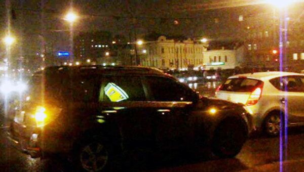 Две иномарки столкнулись на мосту возле Кремля