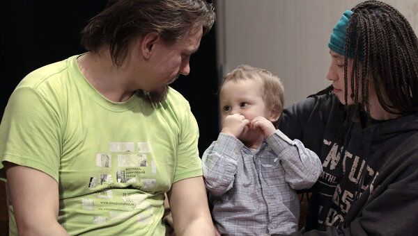 Активист группы Война Олег Воротников с женой Натальей Сокол и сыном Каспером.