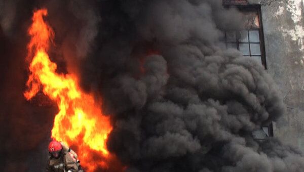 Крупный пожар на складе в Петербурге. Видео с места ЧП