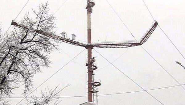 Опора 200-метровой телевышки нависла над домами в Северной Осетии