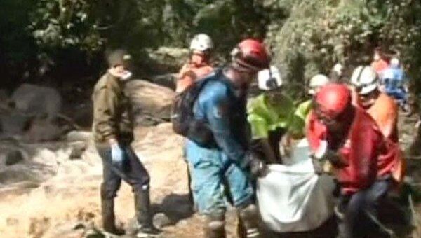 Спасатели Колумбии ищут четырех человек из упавшего в реку автобуса