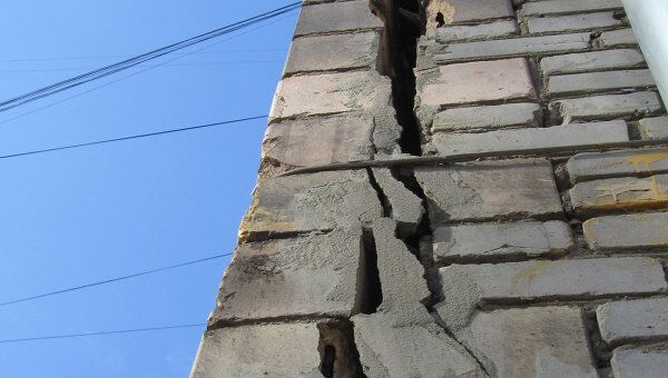 Стена дома в Москве отваливается 