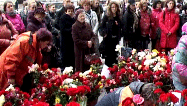 Жители городов Беларуси возложили цветы в память о жертвах взрыва 