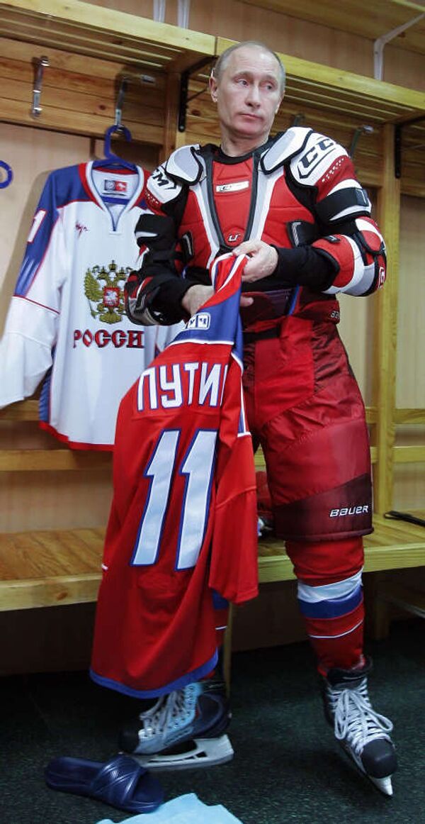 Премьер-министр РФ Владимир Путин принимает участие в тренировке юных хоккеистов перед финалом турнира Золотая шайба