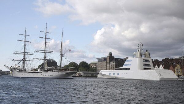 Яхта Андрея Мельниченко в норвежском порту Берген