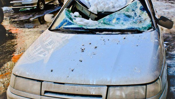 Глыба льда проломила крышу машины в Тюмени
