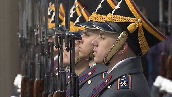 Солдаты кремлевского полка вышли на развод караулов в форме 19 века
