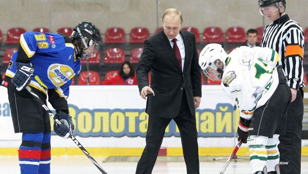 Премьер-министр РФ Владимир Путин на финальном матче детского хоккейного турнира Золотая шайба