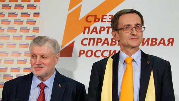 Николай Левичев, избранный новым председателем партии Справедливая Россия , и бывший председатель партии Сергей Миронов