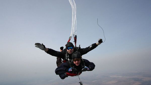 Губернатор Приамурья совершил прыжок с парашютом