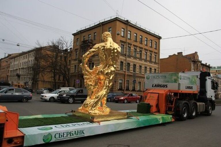 Скульптурная группа Самсон, разрывающий пасть льву едет из мастерской в Петергоф 