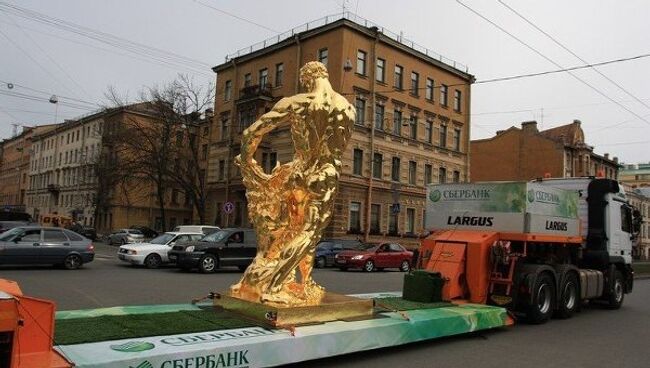 Скульптурная группа Самсон, разрывающий пасть льву едет из мастерской в Петергоф 