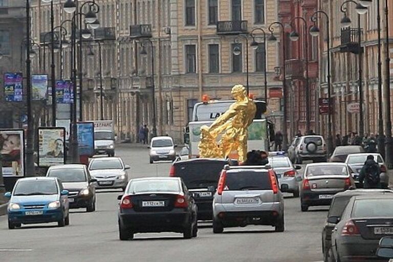 Скульптурная группа Самсон, разрывающий пасть льву едет из мастерской в Петергоф 