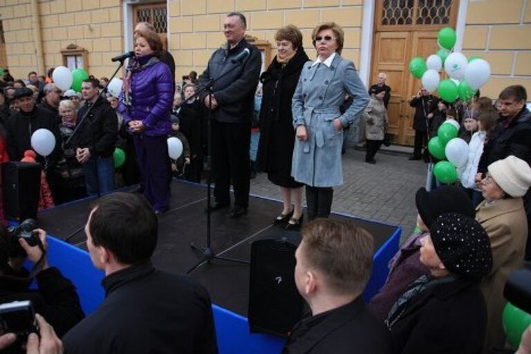 Скульптурная группа Самсон, разрывающий пасть льву едет из мастерской в Петергоф