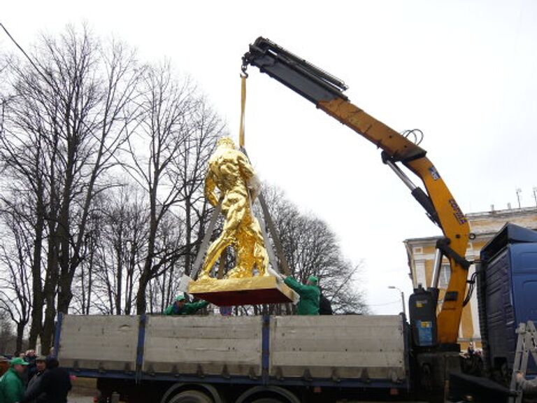 Скульптурная группа Самсон, разрывающий пасть льву едет из мастерской в Петергоф 