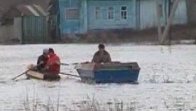 Весеннее половодье затопило дома и участки в селах Самарской области