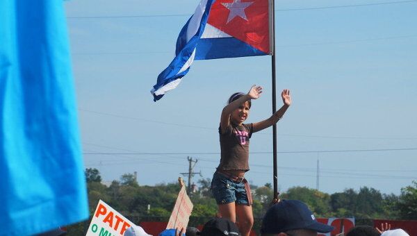 Военный парад, приуроченный к 50-летию победы кубинских войск на Плайя-Хирон