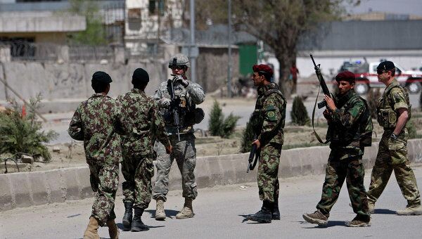 Солдаты афганской армии у здания Министерства обороны Афганистана в Кабуле