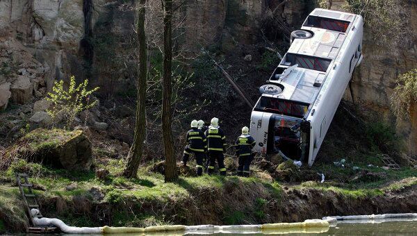 Городской автобус упал в реку в столице Чехии Праге