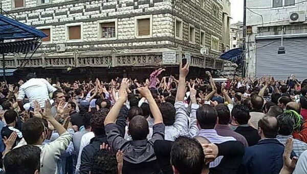 Протестующие в сирийском городе Хомс 