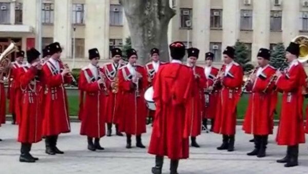Кубанский казачий оркестр открыл сезон променадов в Краснодаре