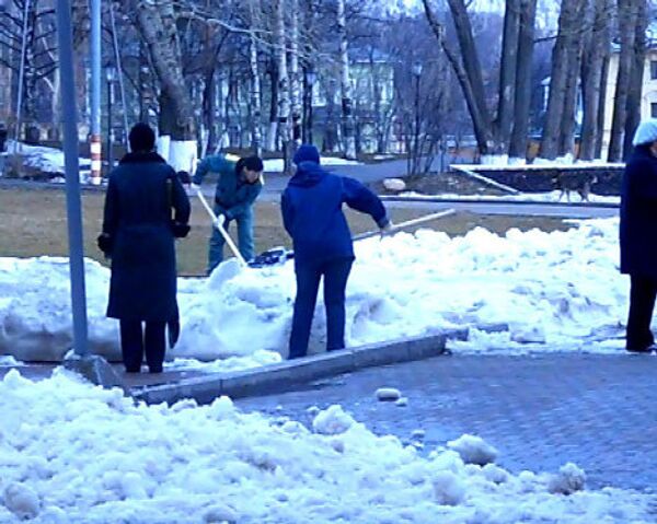 Работники Вологодского Кремля очистили музей-заповедник от снега