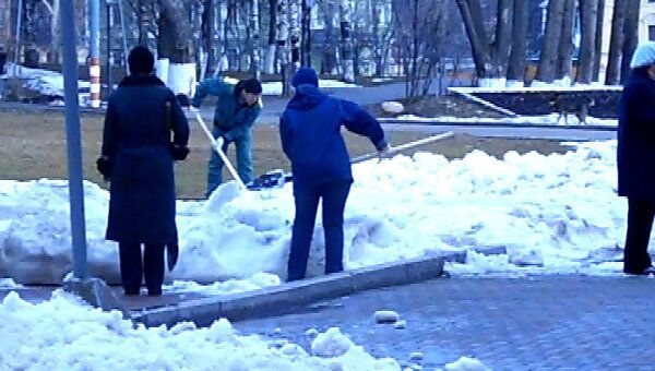 Работники Вологодского Кремля очистили музей-заповедник от снега