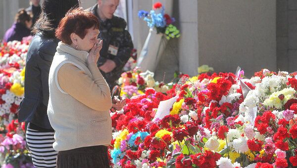 Жители Минска скорбят по погибшим в результате теракта у входа на станцию метро Октябрьская. Архив