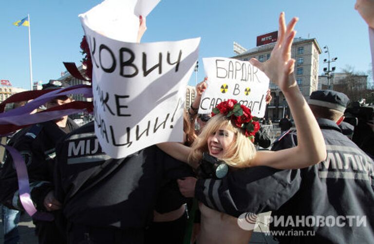 Активистки FEMEN проводят в Киеве акцию Бардак в Саркофаг