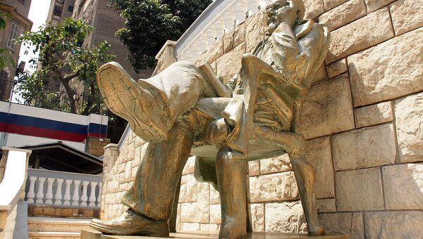 Памятник Чехову на территории Российского центра науки и культуры в Каире