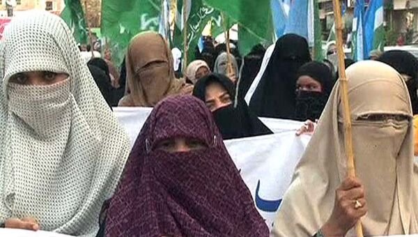 Пакистанки устроили митинг против французского закона о запрете паранджи