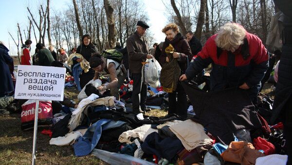 Благотворительный магазин организовал раздачу одежды в Петербурге