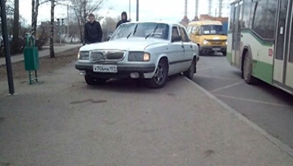 На юге Москвы ГАЗ-3110 вылетел на автобусную остановку