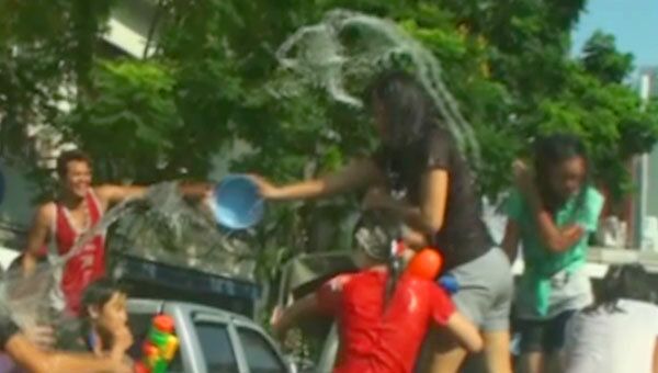 Празднование Сонгкрана в Бангкоке завершилось водяной войной
