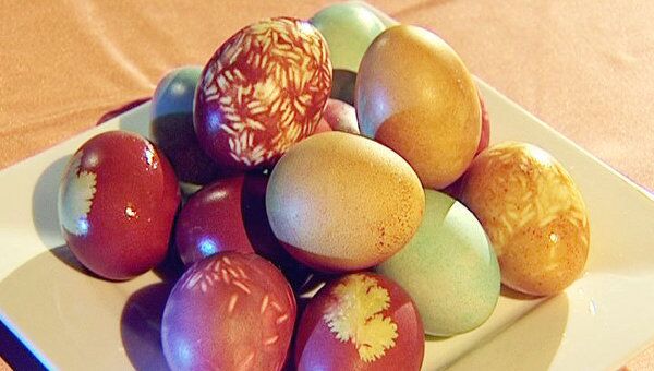 Четыре способа окраски пасхальных яиц без химии. Видеорецепт