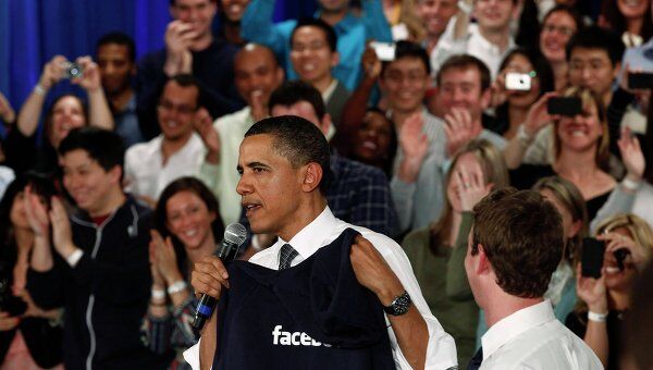 Цукерберг подарил Обаме толстовку с надписью Facebook