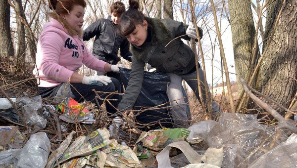 Уборка мусора вокруг Борисоглебского озера в городе Раменское