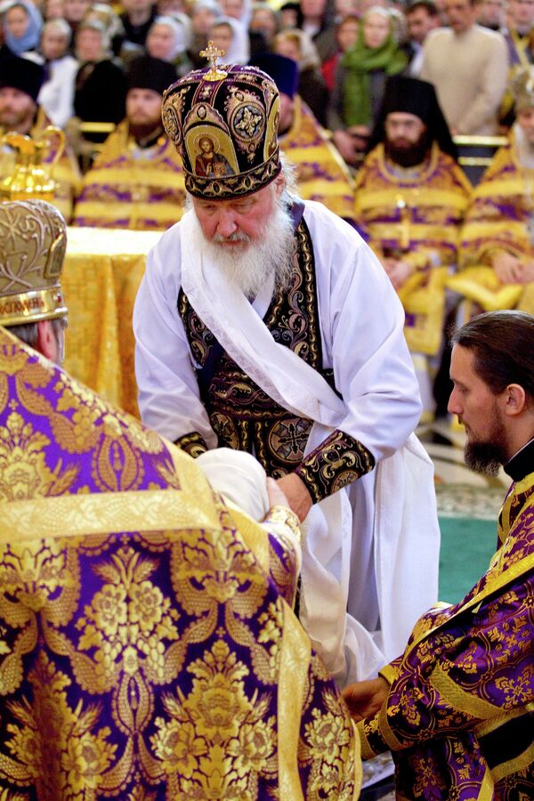 В Великий Четверг патриарх Кирилл провел богослужение и чин умовения ног