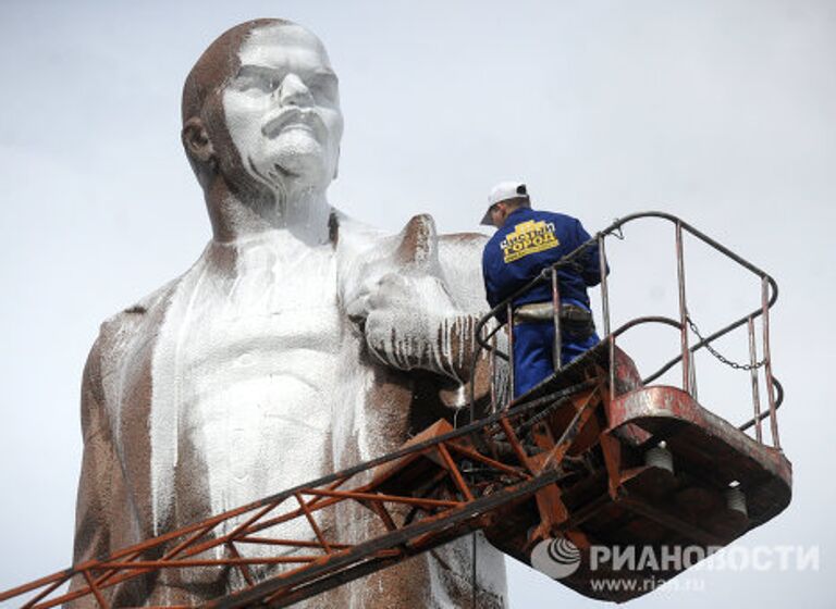 Памятник В. И. Ленину помыли в Чите