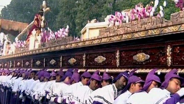 Жители Гватемалы пронесли по улицам статую Христа в гигантской ладье