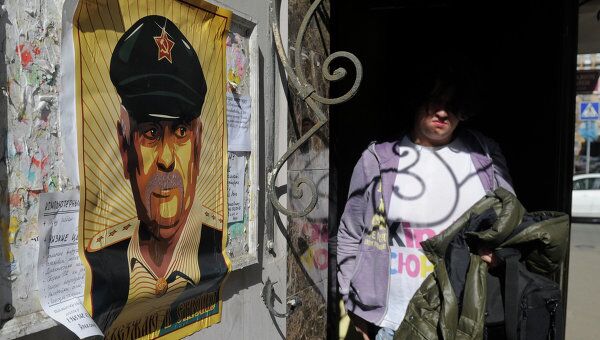 Переулок в центре Москвы обклеили плакатами с Никитой Михалковым