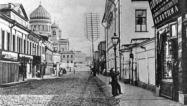 Открытка начала XX века с изображением улицы Волхонки.