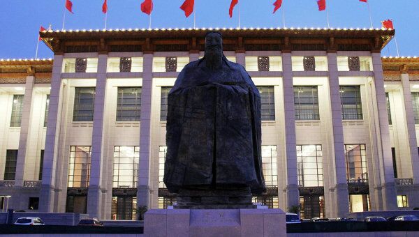 Статуя Конфуция в Пекине, фото 28 февраля 2011 г. 