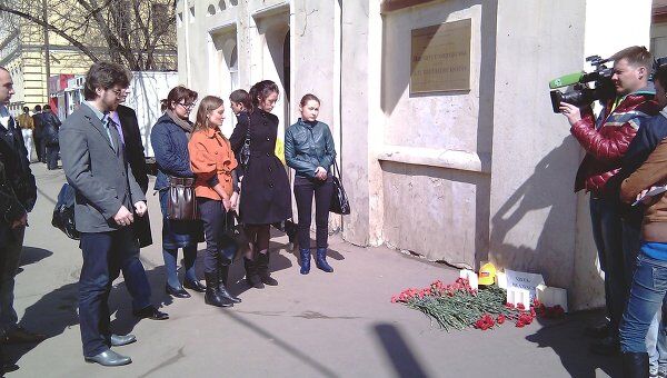 Активисты партии Справедливая Россия возложили цветы у Института хирургии имени Вишневского в Москве
